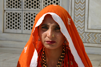 Donna primopiano al Taj Mahal, India
